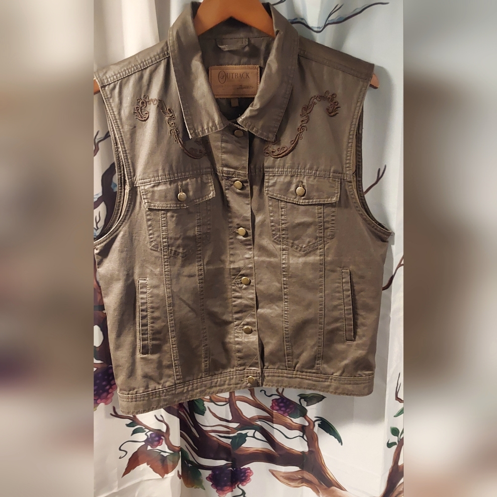 Womans Outback, large, brown, oil canvas, vest
